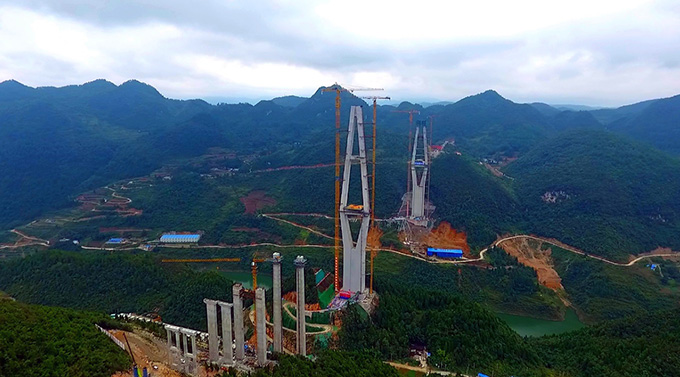 P7527 橋梁 中鐵廣州工程局塔機在貴州遵余高速TJ一Vll標湘江特大橋工地 1.jpg